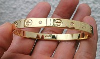 BRAZALETE DE ACERO DORADO TIPO CARTIER MODELO LOVE 