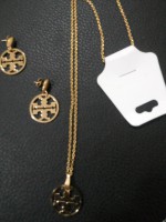JUEGO DE CADENA, DIJE Y ARETES CON DIJE TIPO TORY BURCH