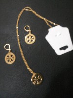 JUEGO DE CADENA, DIJE Y ARETES CON DIJE TIPO TORY BURCH